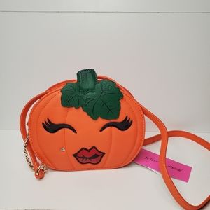 Betsey Johnson Halloween "PUMPKIN" Shaped Kitsch Crossbody Bag/Purse Kit…